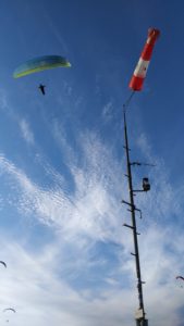 Vrcholový stožár a letící paraglidista